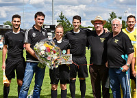 Geschenkübergabe an Melissa Joos